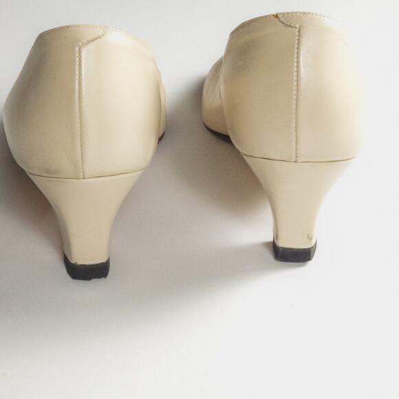 Vintage Cream Leather Kitten Heels Heritiage Old Money Square Toe Italy Sz 6.5N - Picture 8 of 8